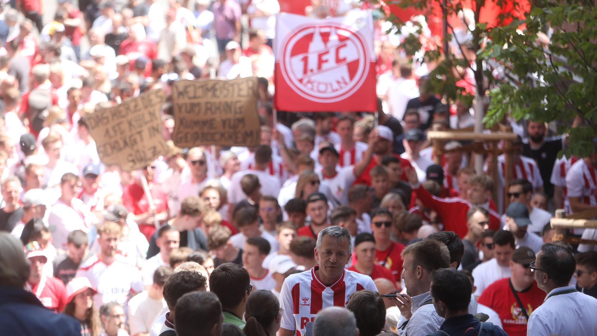 03.07.2025, Köln: Geschäftsführer Philipp Türoff war dabei: Aufruf des 1. FC Köln an seine Fans zum Protest vor dem Kölner Rathaus. Dort findet heute eine Sitzung des Stadtrates statt., inhaltich geht es um die neue Eskalation im Streit um die Ausbaupläne am Geißbockheim. Foto: Arton Krasniqi