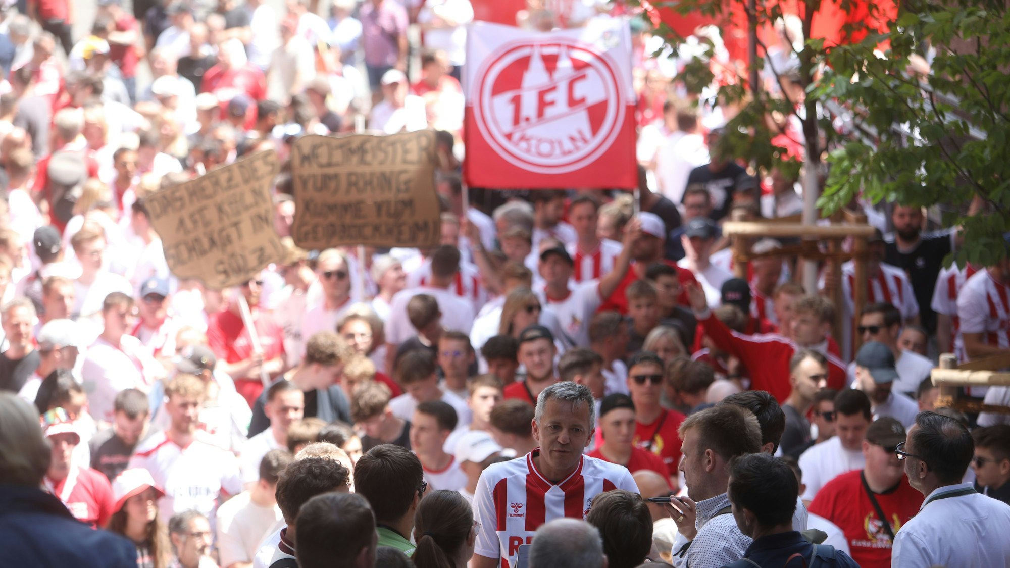 03.07.2025, Köln: Geschäftsführer Philipp Türoff war dabei: Aufruf des 1. FC Köln an seine Fans zum Protest vor dem Kölner Rathaus. Dort findet heute eine Sitzung des Stadtrates statt., inhaltich geht es um die neue Eskalation im Streit um die Ausbaupläne am Geißbockheim. Foto: Arton Krasniqi