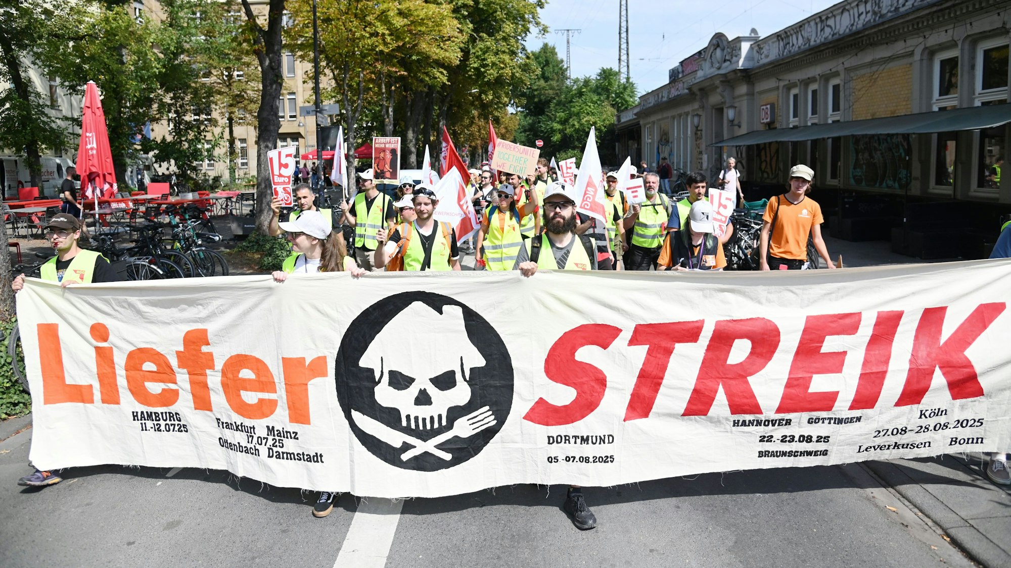 27.08.2025 Köln. 48-Stunden-Streik bei Lieferando mit Kundgebung in Köln: Die Gewerkschaft ruft zum Streik für Tarifvertrag und bessere Arbeitsbedingungen in der Branche auf. Foto: Alexander Schwaiger