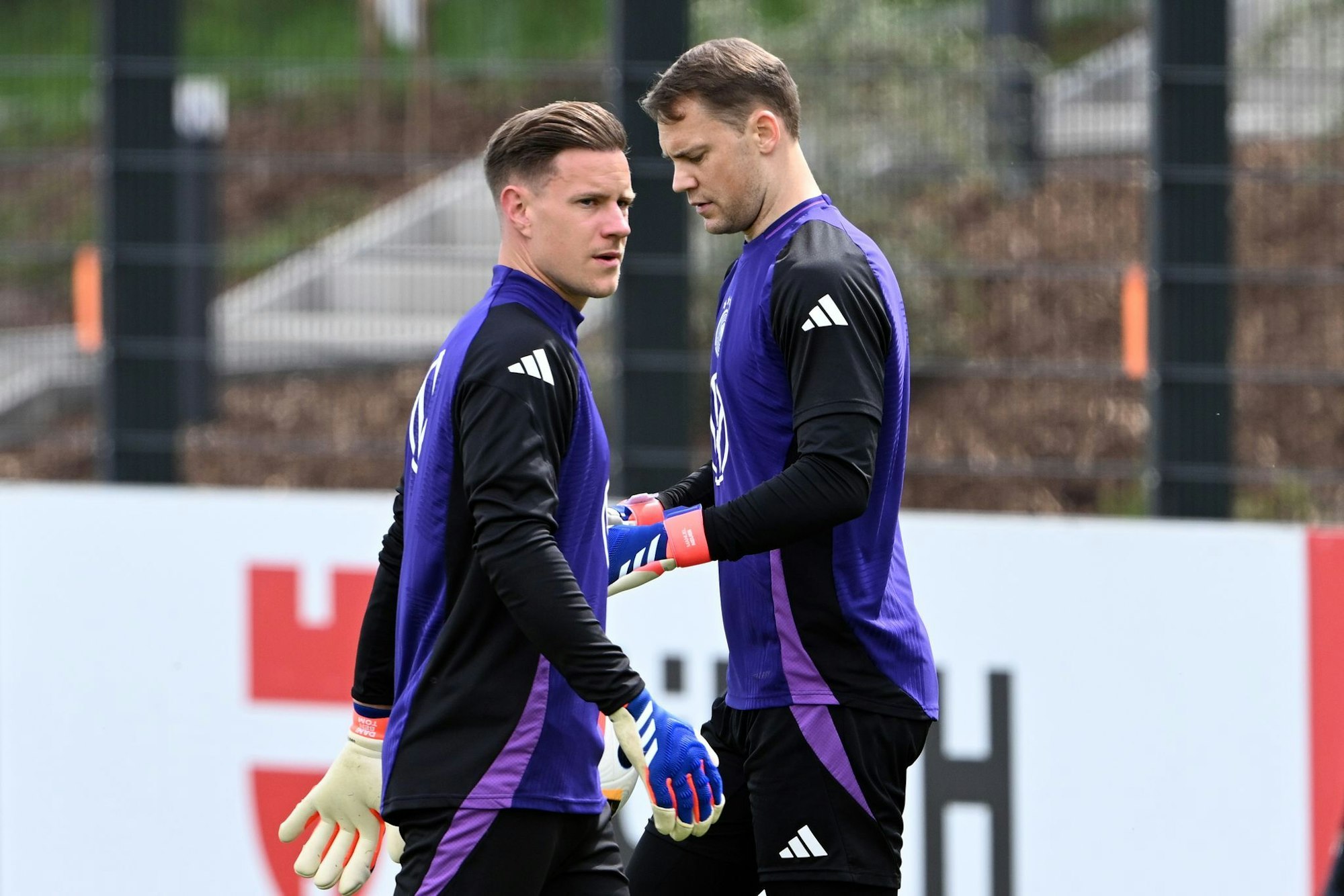 Marc-André ter Stegen (l) ist derzeit verletzt, Manuel Neuer zeigt beim FC Bayern unverändert starke Leistungen. (Archivbild)
