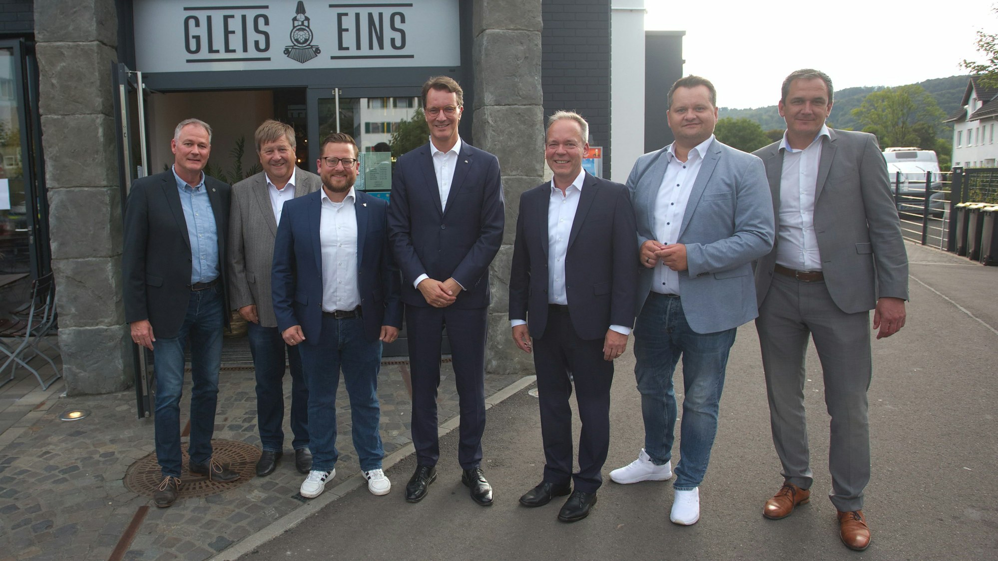 Gruppenfoto vor dem Brauhaus (v.l.): Carsten Brodesser, Reinhold Müller, Lukas Miebach, Hendrik Wüst, Klaus Grootens, Christian Berger und Jens Nettekoven.