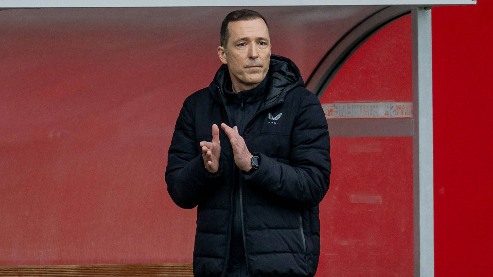 Roberto Paetzold Chef-Trainer, Bayer 04 Leverkusen mit Applaus / klatschend FC Bayern Muenchen Frauen gegen Bayer 04 Leverkusen, Fussball, Google Pixel Frauen-Bundesliga, 18. Spieltag, Saison 2024/2025, 30.03.2025. DFL DFB REGULATIONS PROHIBIT ANY USE OF PHOTOGRAPHS as IMAGE SEQUENCES and or QUASI-VIDEO. FC Bayern Muenchen Frauen gegen Bayer 04 Leverkusen, Fussball, Google Pixel Frauen-Bundesliga, 18. Spieltag, Saison 2024/2025, 30.03.2025. Muenchen *** Roberto Paetzold Head Coach, Bayer 04 Leverkusen with applause clapping FC Bayern Muenchen Women vs Bayer 04 Leverkusen, Football, Google Pixel Women Bundesliga, Matchday 18, Season 2024 2025, 30 03 2025 DFL DFB REGULATIONS PROHIBIT ANY USE OF PHOTOGRAPHS as IMAGE SEQUENCES and or QUASI VIDEO FC Bayern Muenchen Frauen gegen Bayer 04 Leverkusen, Football, Google Pixel Frauen Bundesliga, 18 Spieltag, Saison 2024 2025, 30 03 2025 Muenchen Copyright: xEibner-Pressefoto/HeikexFeinerx EP_HFR