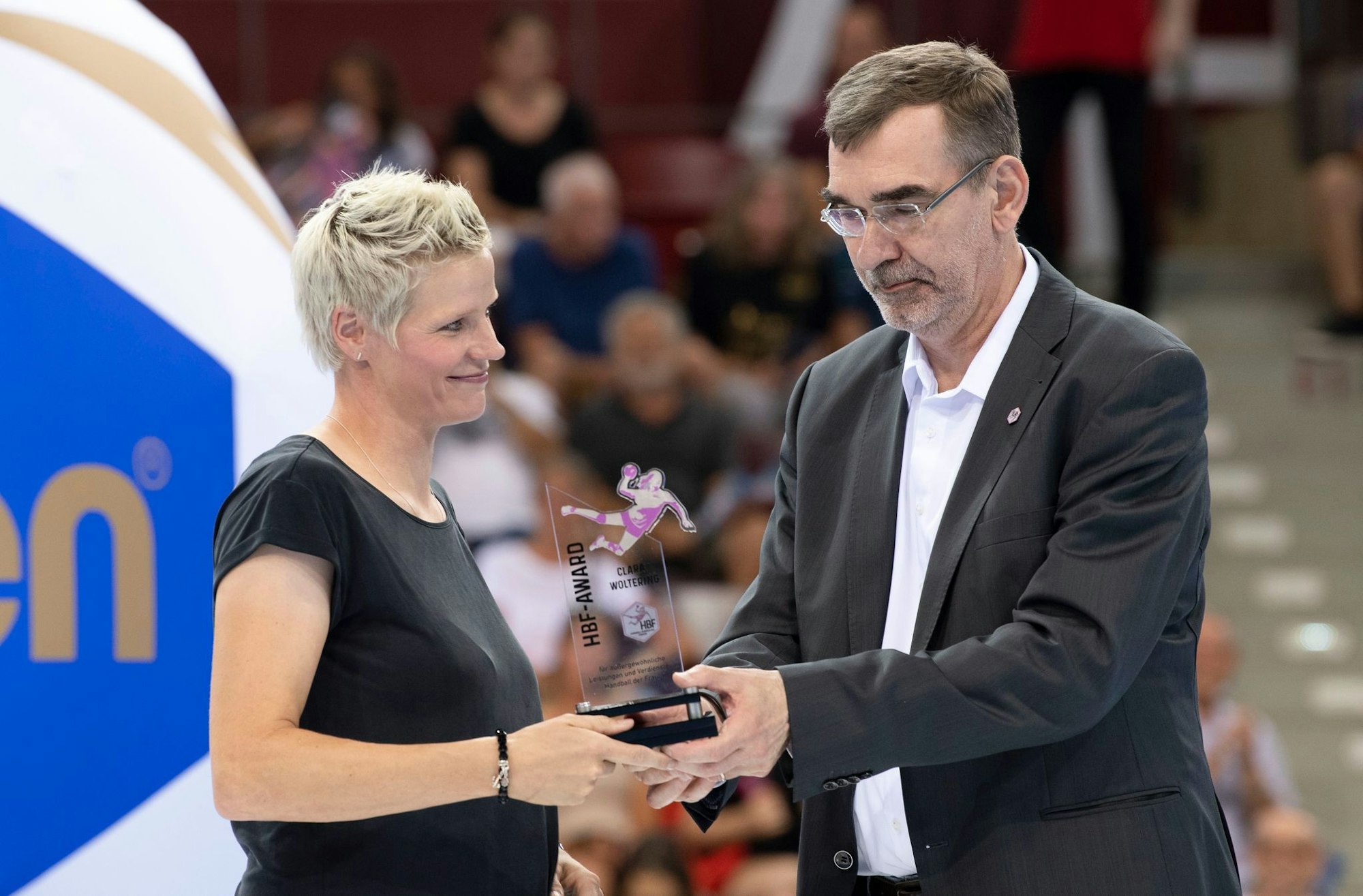 Liga-Präsident Andreas Thiel (r) sieht nur ein begrenztes Wachstumspotenzial im Frauen-Handball.