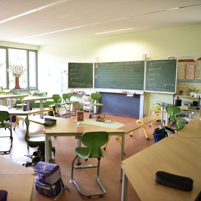 26.06.2025 Zülpich. In einem leeren Klassenzimmer der Chlodwig-Schule ind Zülpich stehen grüne Stühle und dreieckige Tische. Auf den Tischen liegen Mäppchen mit STiften, neben den Stühlen stehen Schulranzen.