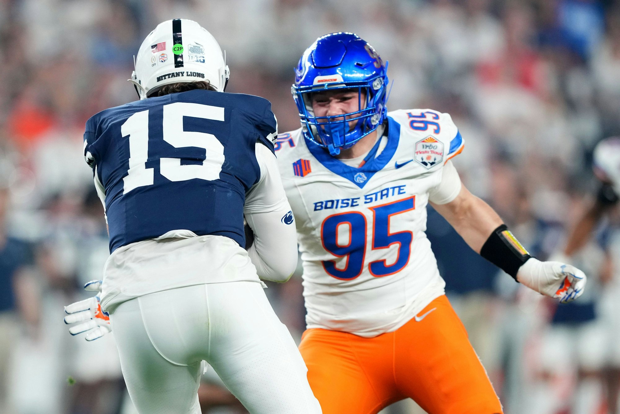 NCAA, College League, USA Football: Fiesta Bowl-Penn State at Boise State Dec 31, 2024 Glendale, AZ, USA Boise State Broncos defensive end Max Stege 95 makes a tackle on Penn State Nittany Lions quarterback Drew Allar 15 during the first half in the Fiesta Bowl at State Farm Stadium. Glendale State Farm Stadium AZ USA, EDITORIAL USE ONLY PUBLICATIONxINxGERxSUIxAUTxONLY Copyright: xJoexCamporealex 20241231_mcd_aa9_55