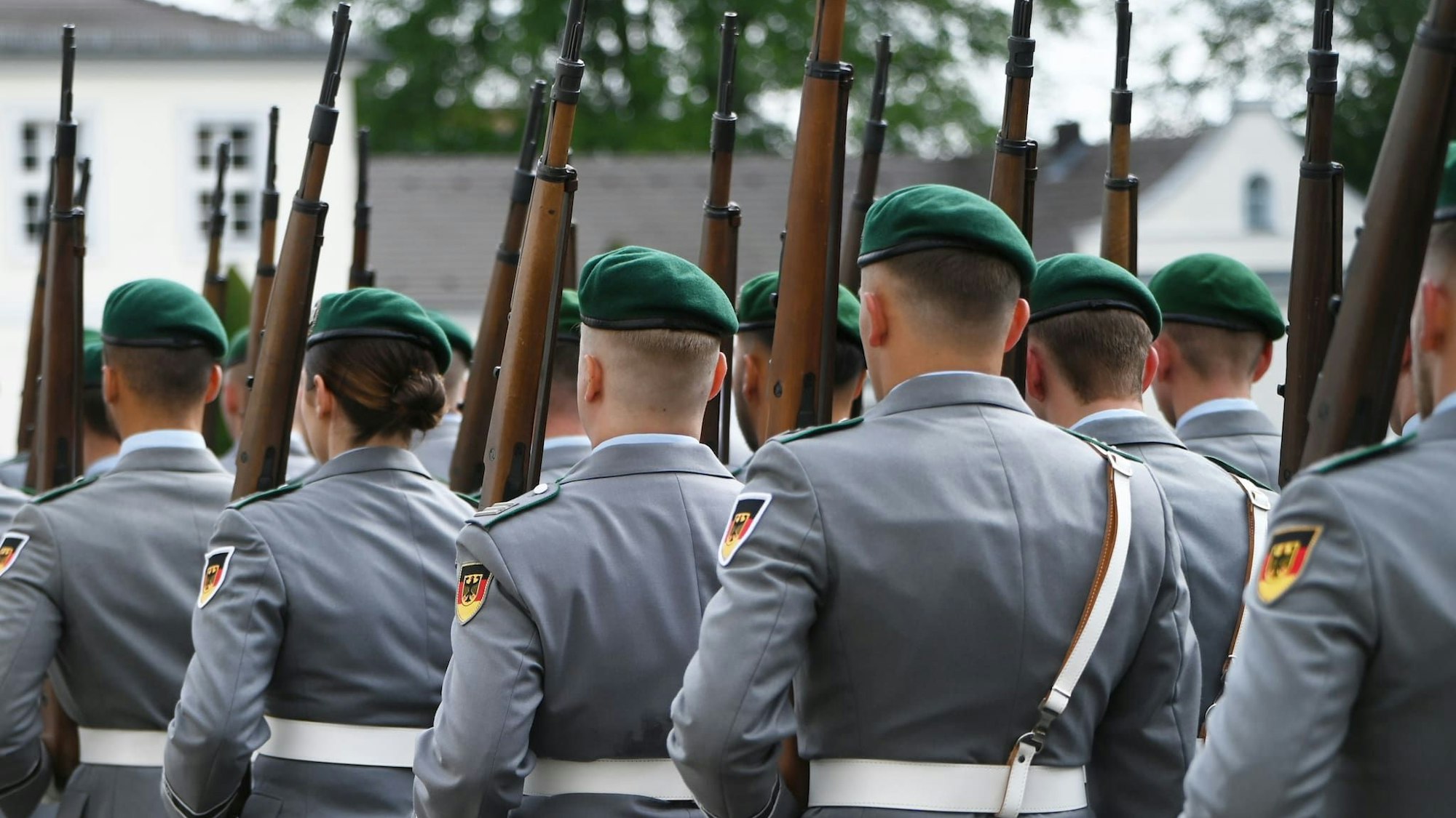 Soldatinnen und Soldaten der Bundeswehr marschieren bei einer militärischen Zeremonie. (Archivbild).