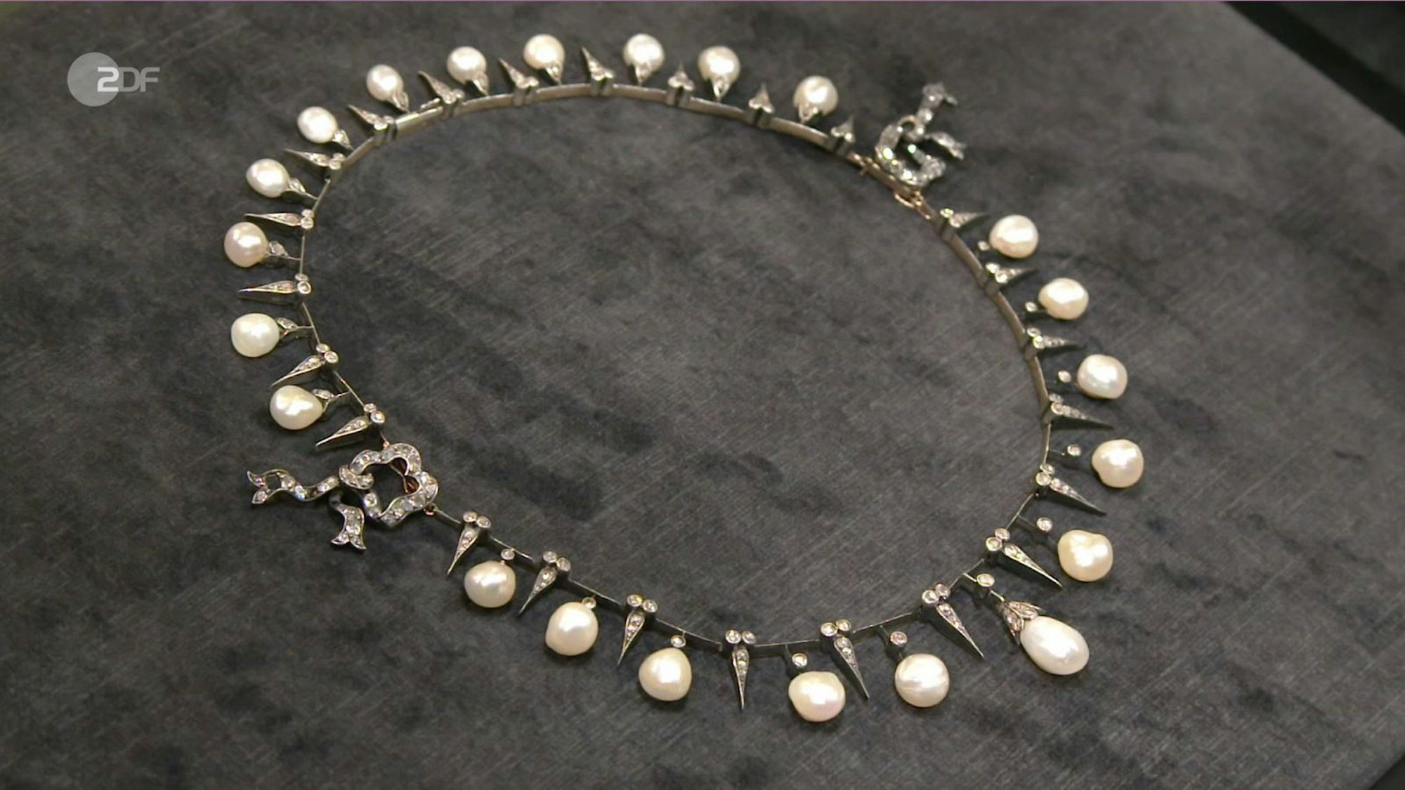 Ein besonderes Collier aus 585er Gold mit Diamant-Rosen und Perlen datierte Patrick Lessmann ins viktorianische Zeitalter zwischen 1870 und 1890. Gewünscht wurden 1.500 Euro. Lessmann schätzte 1.800 bis 2.000 Euro. Doch im Händlerraum boten sich Elisabeth Nüdling und Daniel Meyer in die Höhe. Am Ende zahlte die Händlerin 5.500 Euro.
(Bild: ZDF)