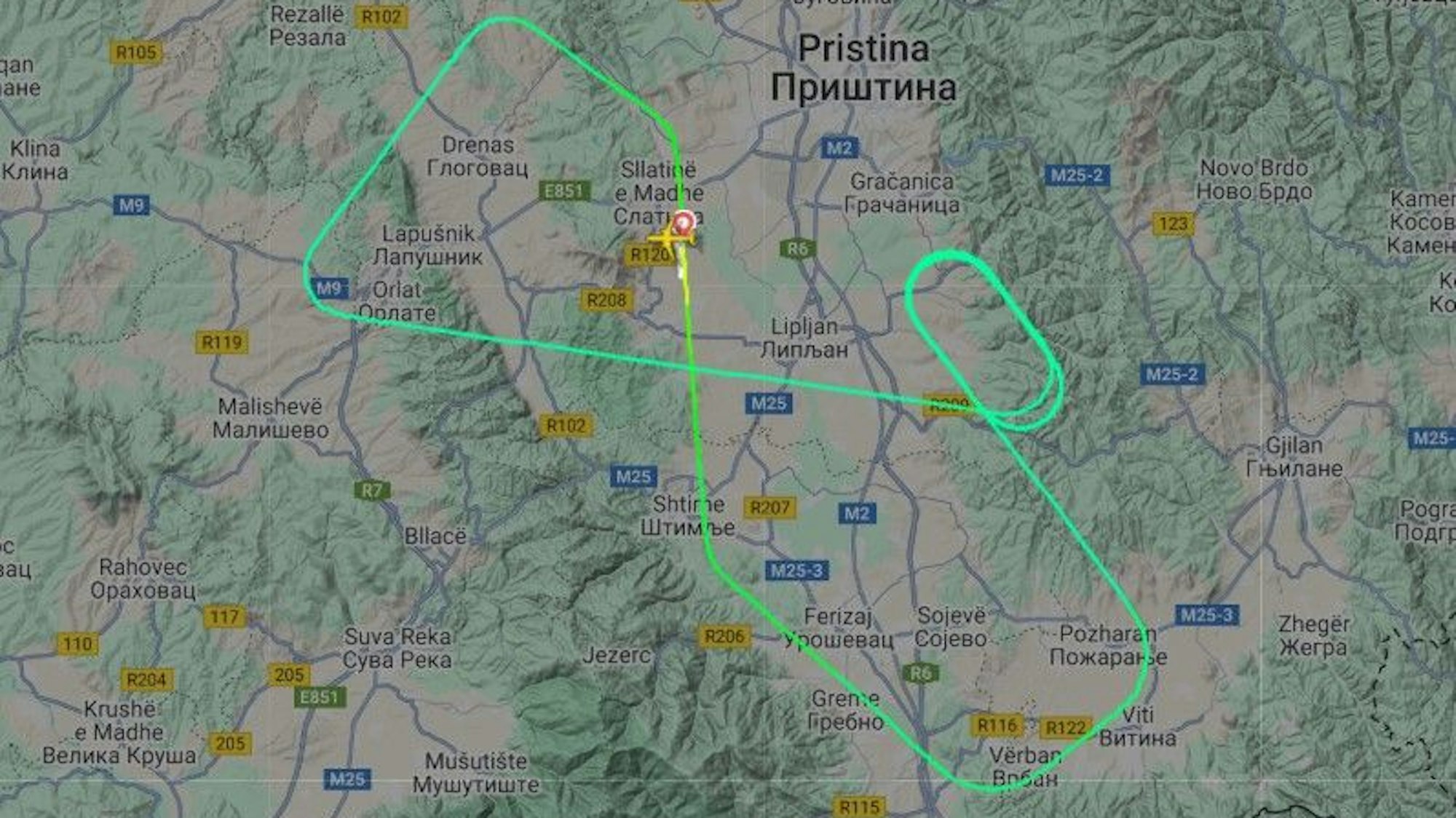Der Airbus musste mehrere Schleifen über der Stadt Pristina drehen, bis er schließlich am Flughafen landen konnte.