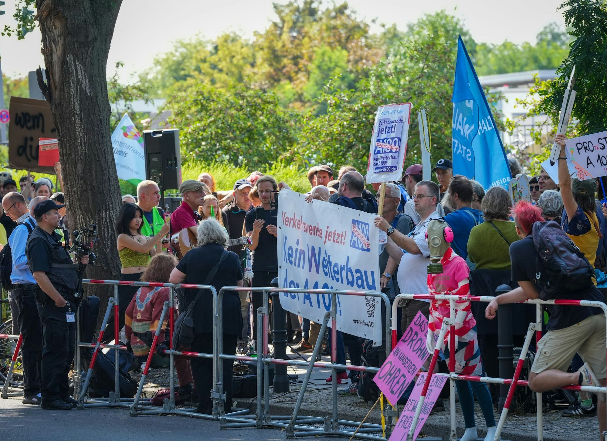 Rund 250 Gegnerinnen und Gegner der Verlängerung protestierten gegen die Inbetriebnahme.