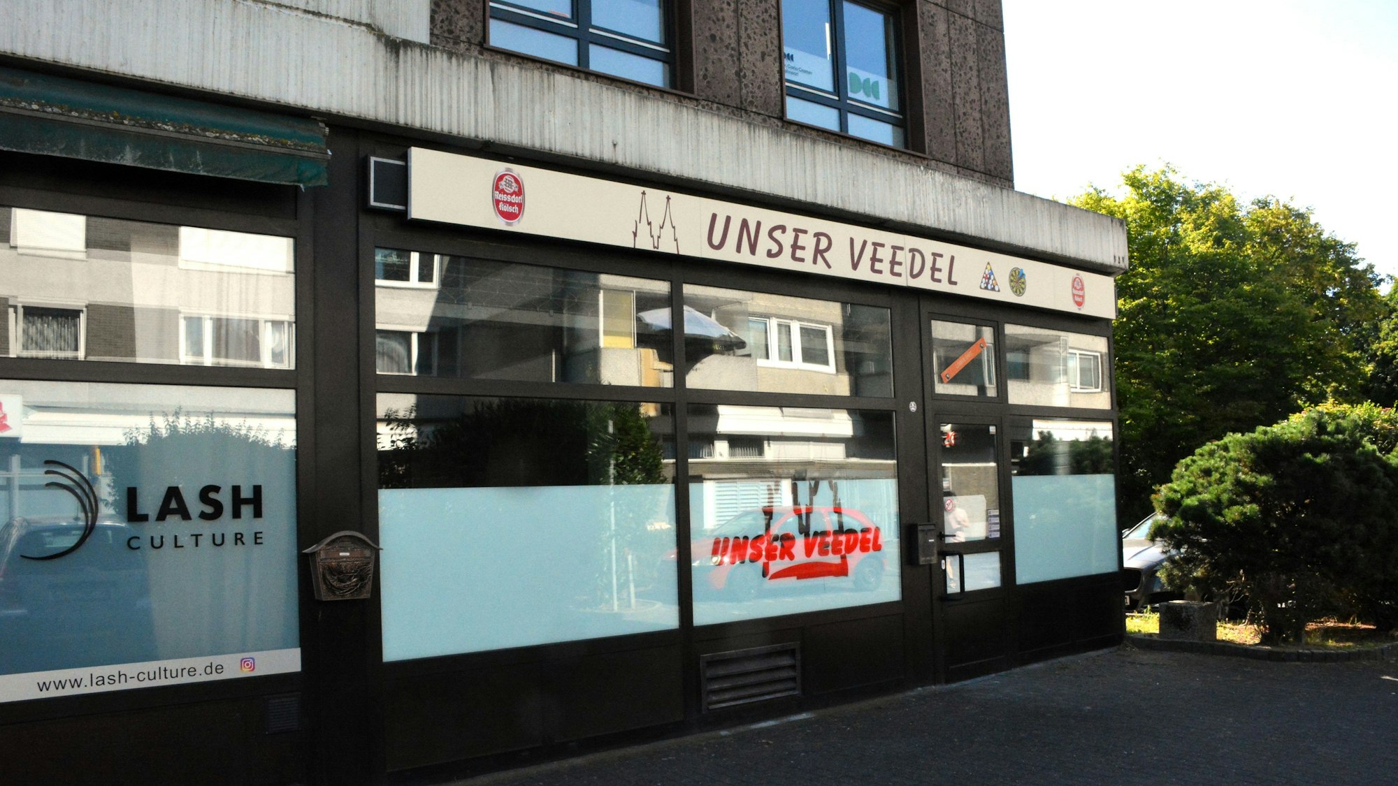 Blick von außen auf die Fassade der ehemaligen Kneipe in Neubrück.