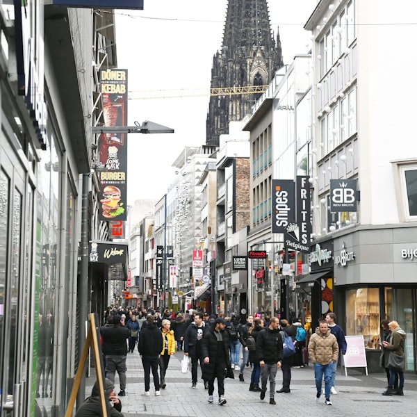 22.02.2024 Köln. Auf der Hohe Straße zeigen sich immer mehr Frittenbuden, Billigläden und Leerstand. Foto: Alexander Schwaiger