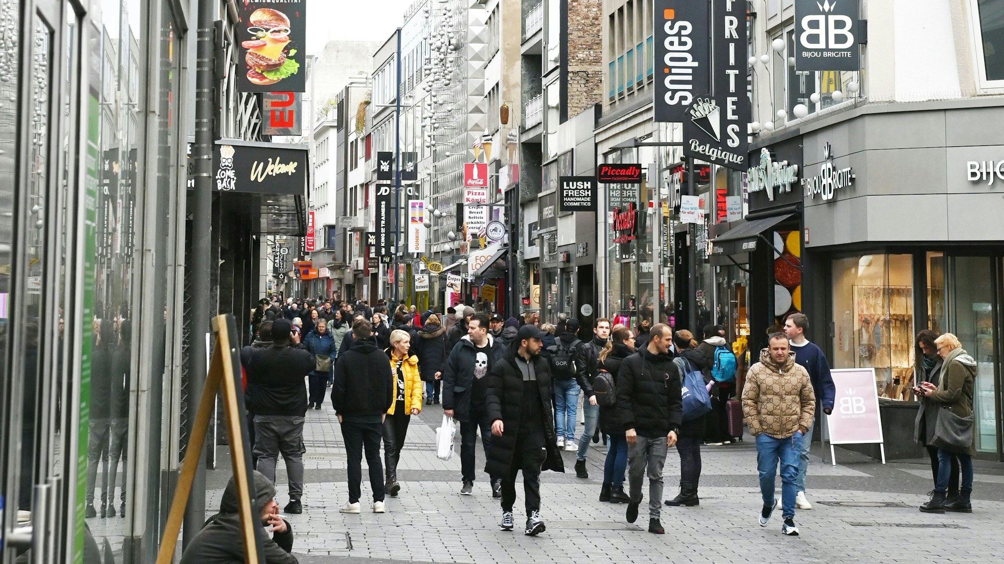 22.02.2024 Köln. Auf der Hohe Straße zeigen sich immer mehr Frittenbuden, Billigläden und Leerstand. Foto: Alexander Schwaiger