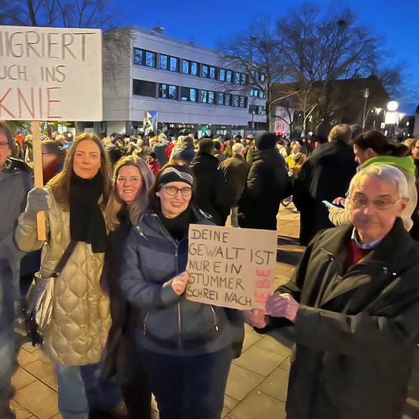 Zu sehen sind Demonstranten, die Plakate hochhalten.