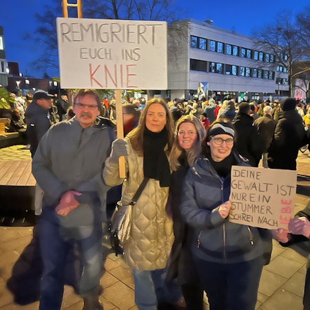 Zu sehen sind Demonstranten, die Plakate hochhalten.