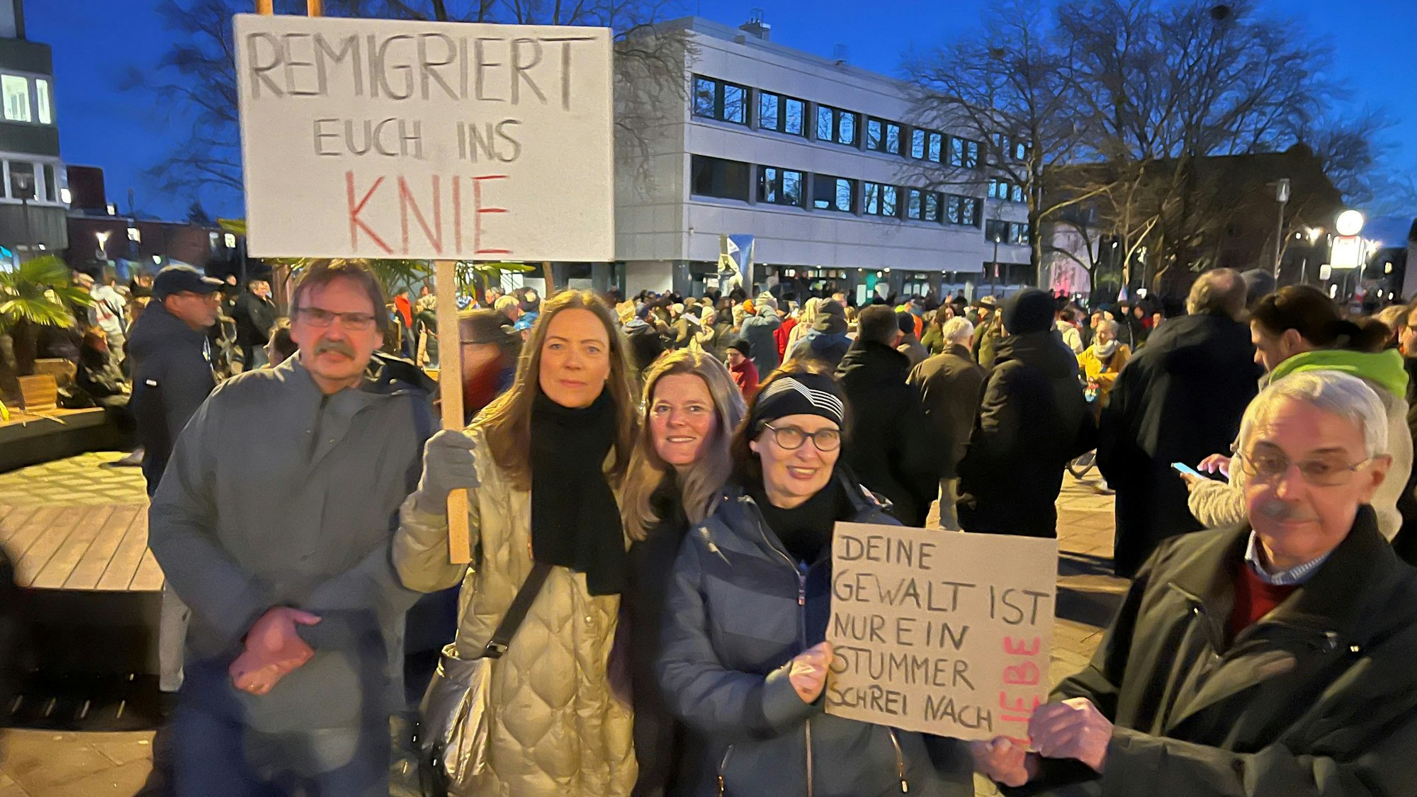 Zu sehen sind Demonstranten, die Plakate hochhalten.