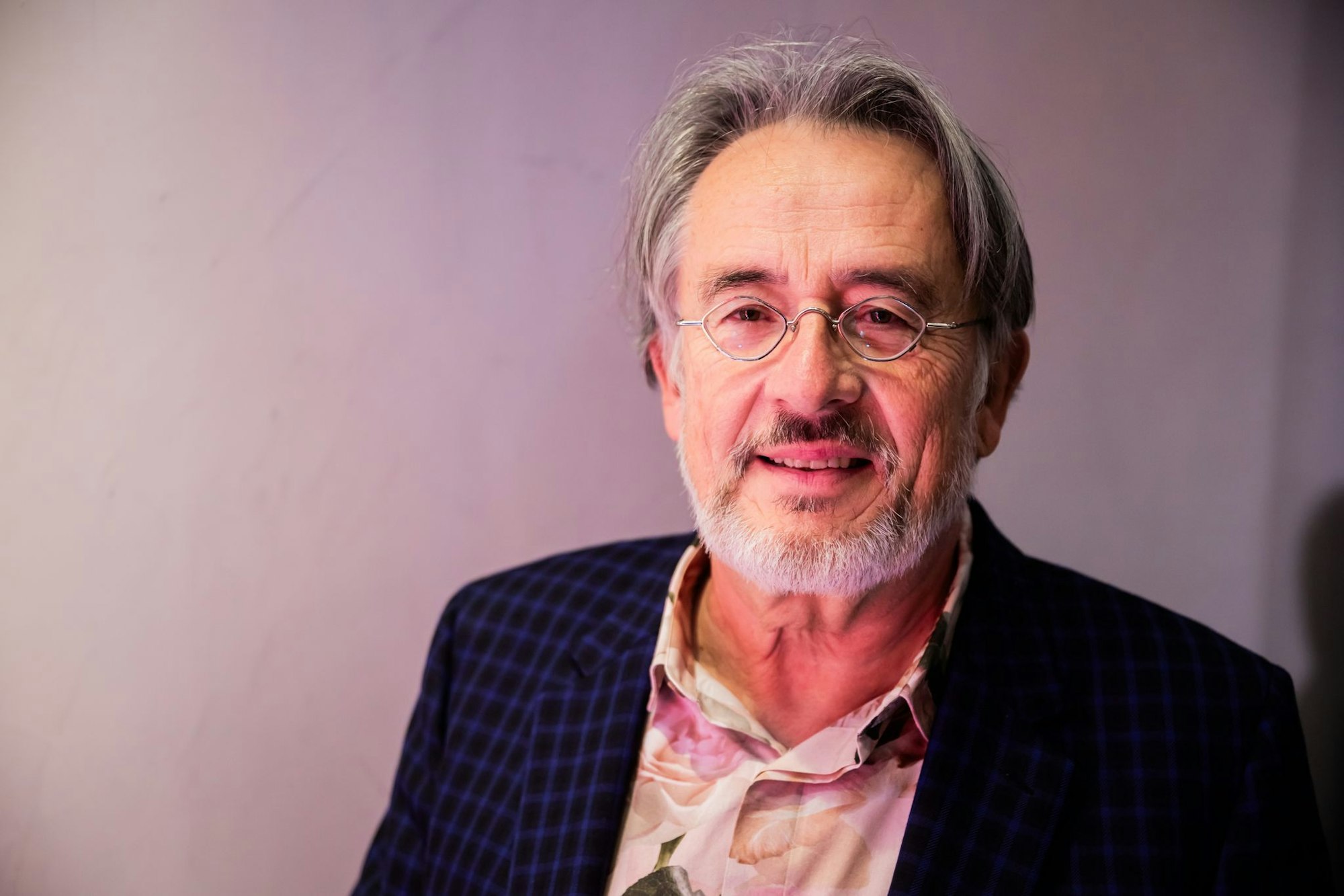 Mit 66 Jahren, da fängt das Leben an: Gert Scobel bleibt auch als Rentner aktiv bei Youtube. (Archivbild)