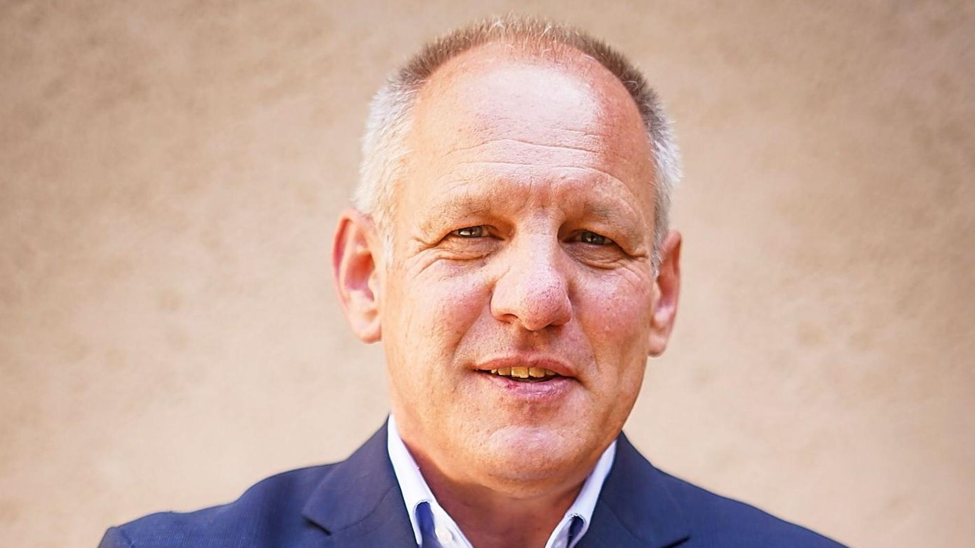 Das Porträtfoto zeigt Burkhard Rosenbaum.