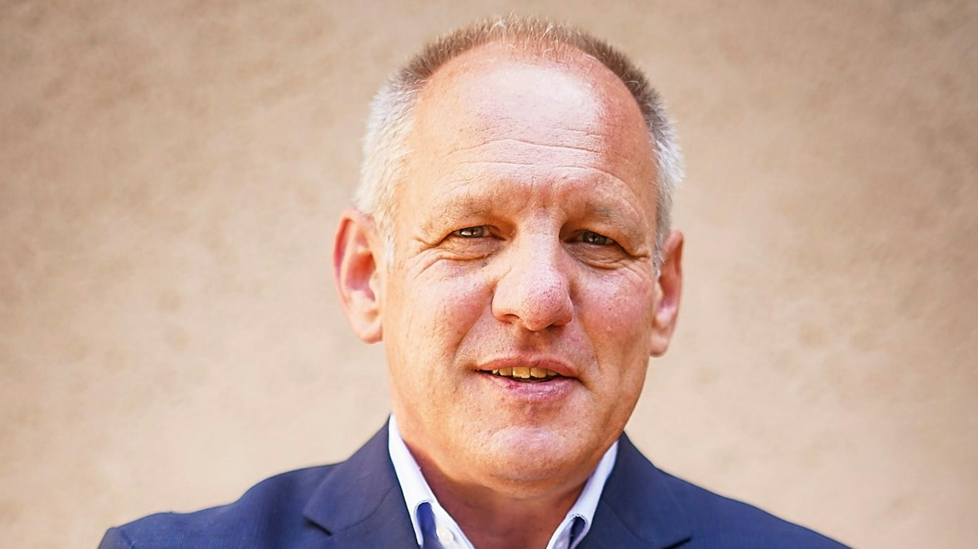 Das Porträtfoto zeigt Burkhard Rosenbaum.