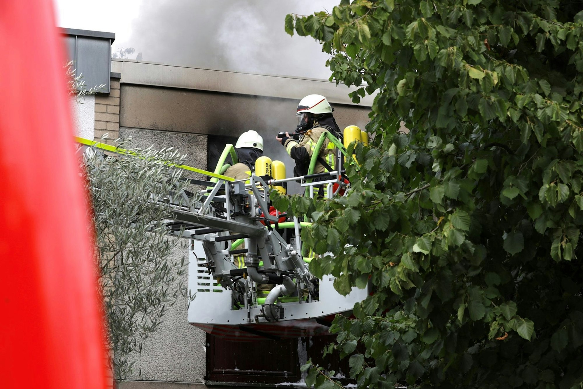 Kräfte der Feuerwehr im Einsatz bei dem Brand. Eine Frau wurde lebensgefährlich verletzt aus dem brennenden Wohnhaus gerettet.