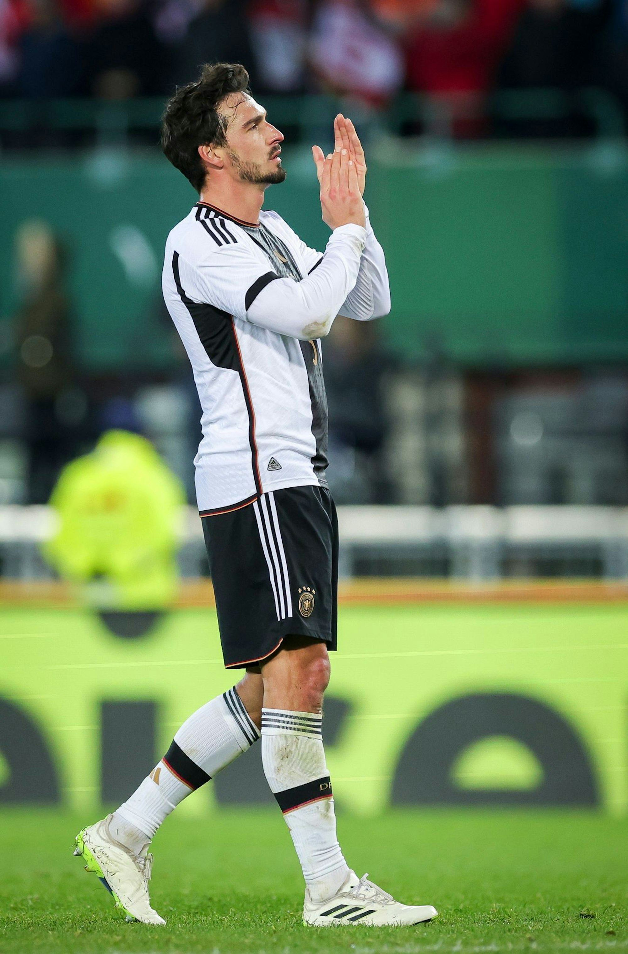 Mats Hummels dankt den deutschen Fans für die Unterstützung nach seinem letzten Länderspiel beim 0:2 gegen Österreich in Wien.
