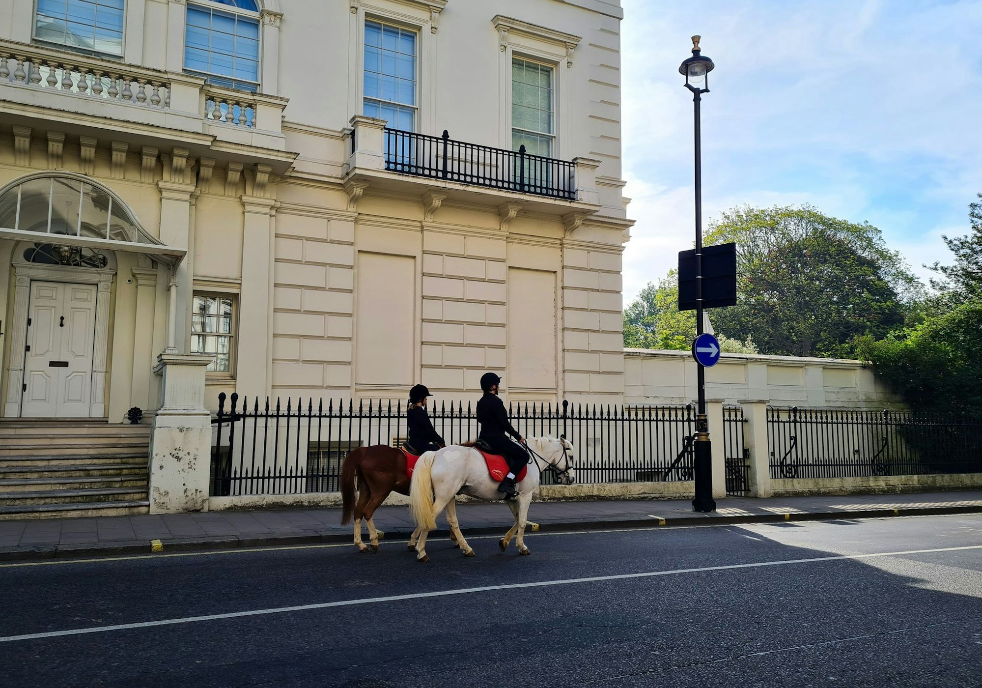 Kein ungewöhnliches Bild in London: Reiterinnen auf dem Fahrradweg.