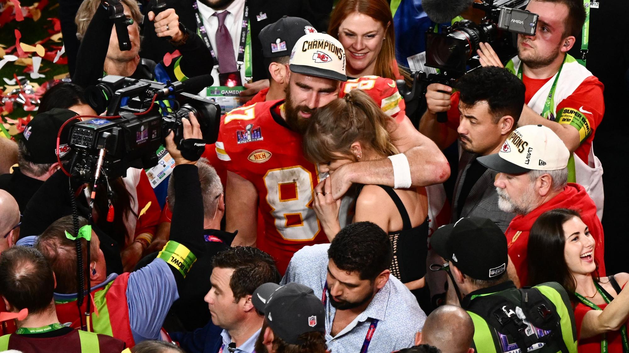 Taylor Swift und Travis Kelce feiern.