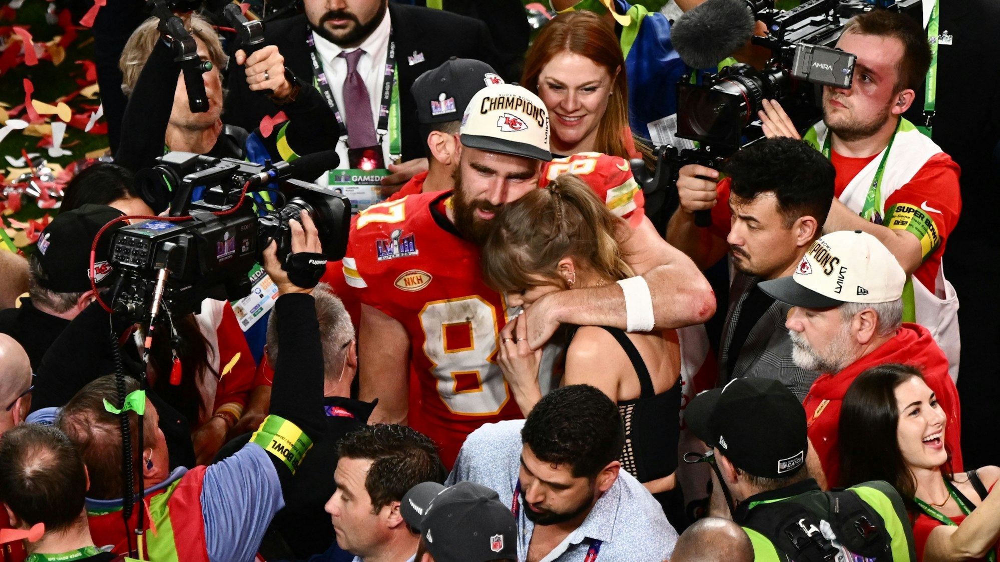 Die US-amerikanische Singer-Songwriterin Taylor Swift und Travis Kelce, Tight End Nr. 87 der Kansas City Chiefs, umarmen sich, nachdem die Chiefs am 11. Februar 2024 im Allegiant Stadium in Las Vegas, Nevada, den Super Bowl LVIII gegen die San Francisco 49ers gewonnen haben. Pop-Superstar Taylor Swift und American-Football-Spieler Travis Kelce gaben am 26. August 2025 ihre Verlobung bekannt und bereiteten damit die Bühne für eine hochkarätige Hochzeit des Promi-Paares. Ein gemeinsamer Beitrag auf ihren Instagram-Seiten zeigte Bilder von Kelce, der auf einem Knie in einem mit Blumen geschmückten Garten um ihre Hand anhielt, und anschließend die 35-jährige Swift, die einen großen Diamantring präsentierte.