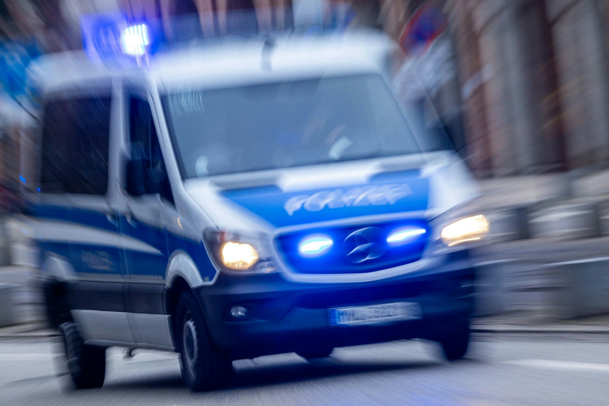 Einem Einsatzfahrzeug mit Blaulicht und Sirene muss Vorfahrt gewährt werden.