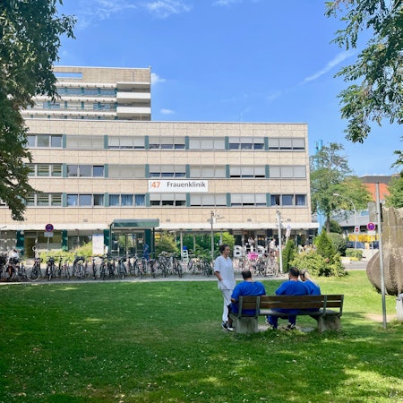 Im Erdgeschoss der Frauenklinik an der Kerpener Straße ist derzeit das Lindenthaler Geburtshaus beheimatet.