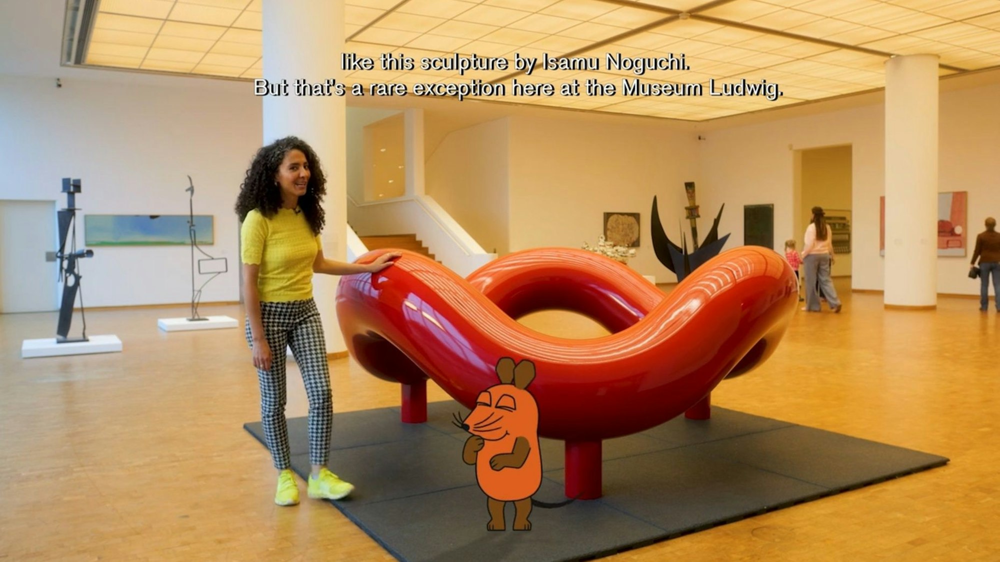 Siham El-Maimouni und Maus amüsieren sich köstlich im Museum.