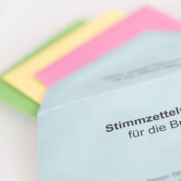 Hürth: Verschiedene Stimmzettel stecken in einem Stimmzettelumschlag für die Briefwahl.