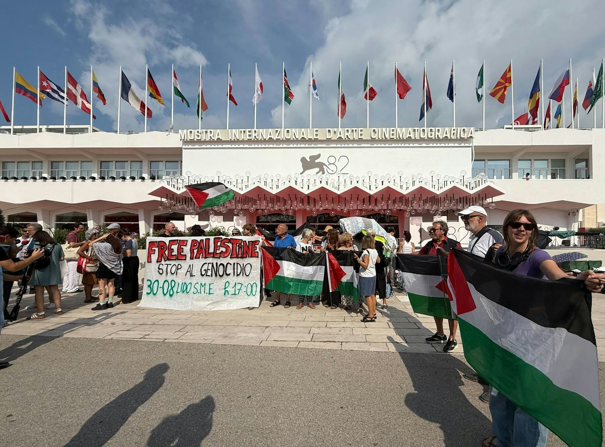Propalästinensische Demonstranten vor dem Palazzo del Cinema.