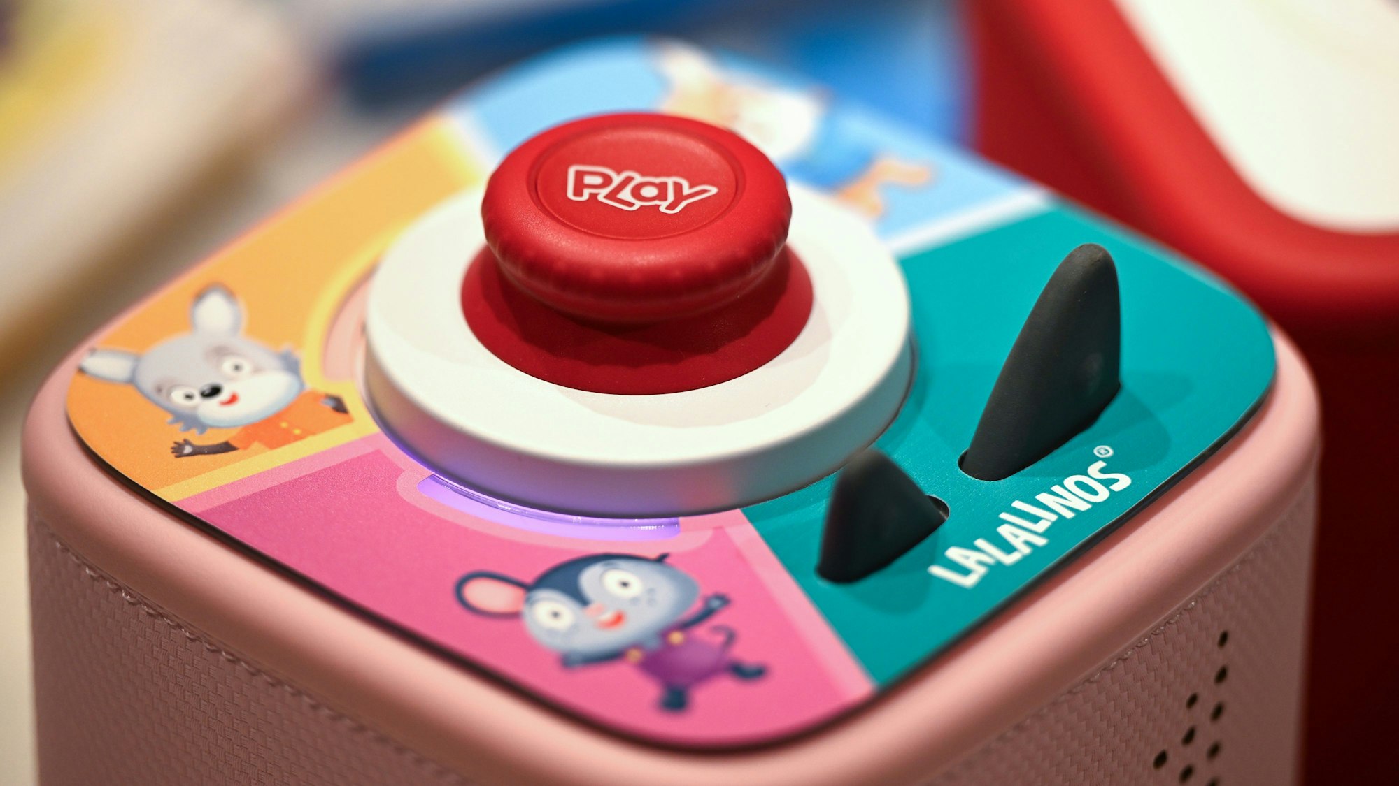 Ein neues Toniebox-Modell steht auf einem Tisch.