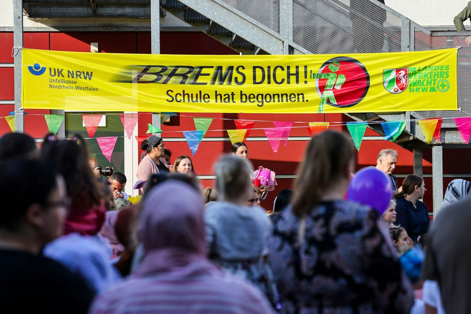 Eltern sollten den Schulweg vor der Einschulung mit ihren Kindern üben. (Archivbild)