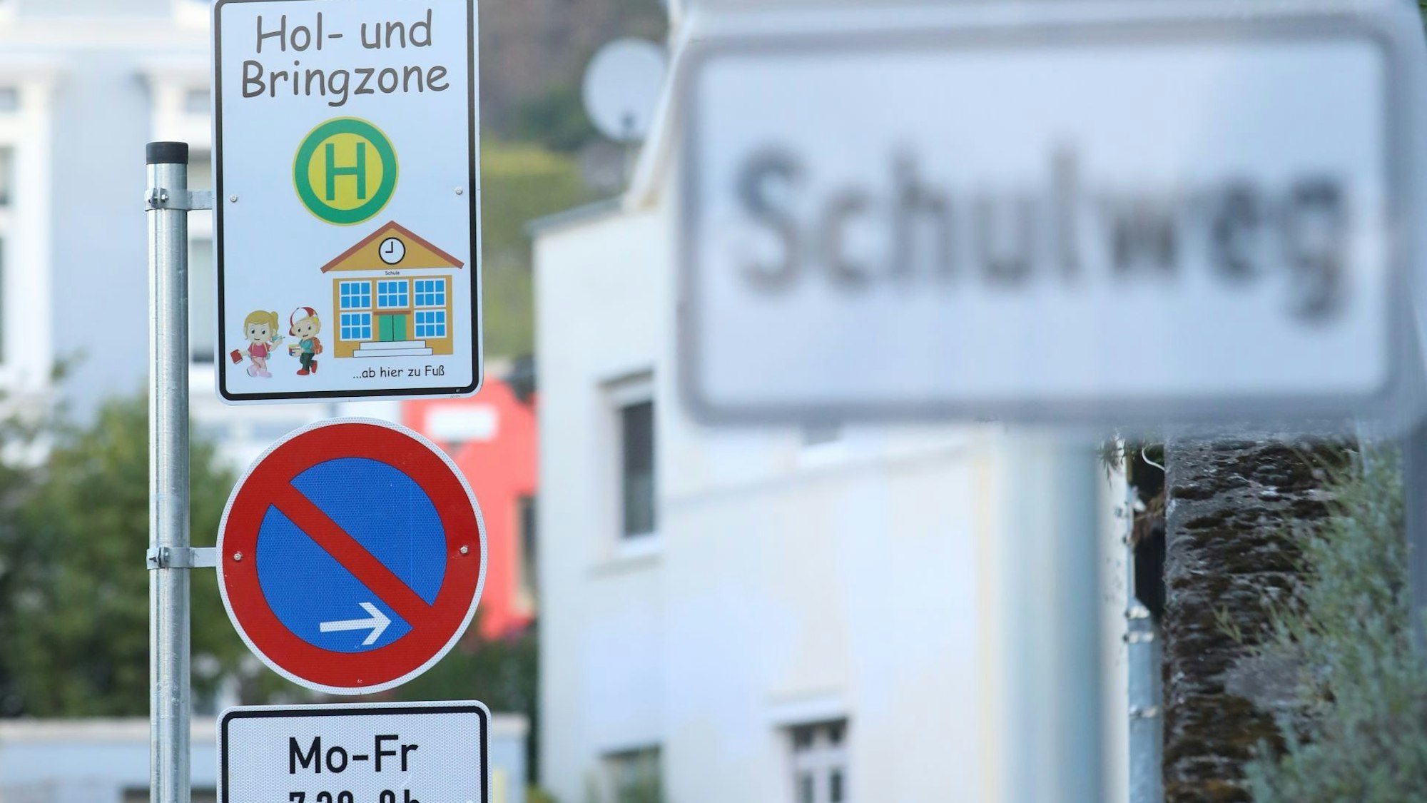 Ein Schild weist eine Hol- und Bringzone aus.