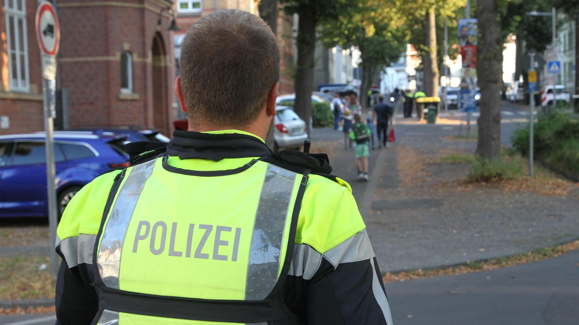 Präsenz zeigte die Polizei in Wosldorf am ersten Schultag nach den Ferien.