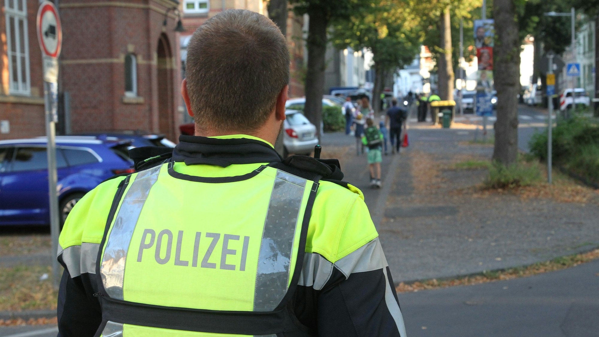 Präsenz zeigte die Polizei in Wosldorf am ersten Schultag nach den Ferien.