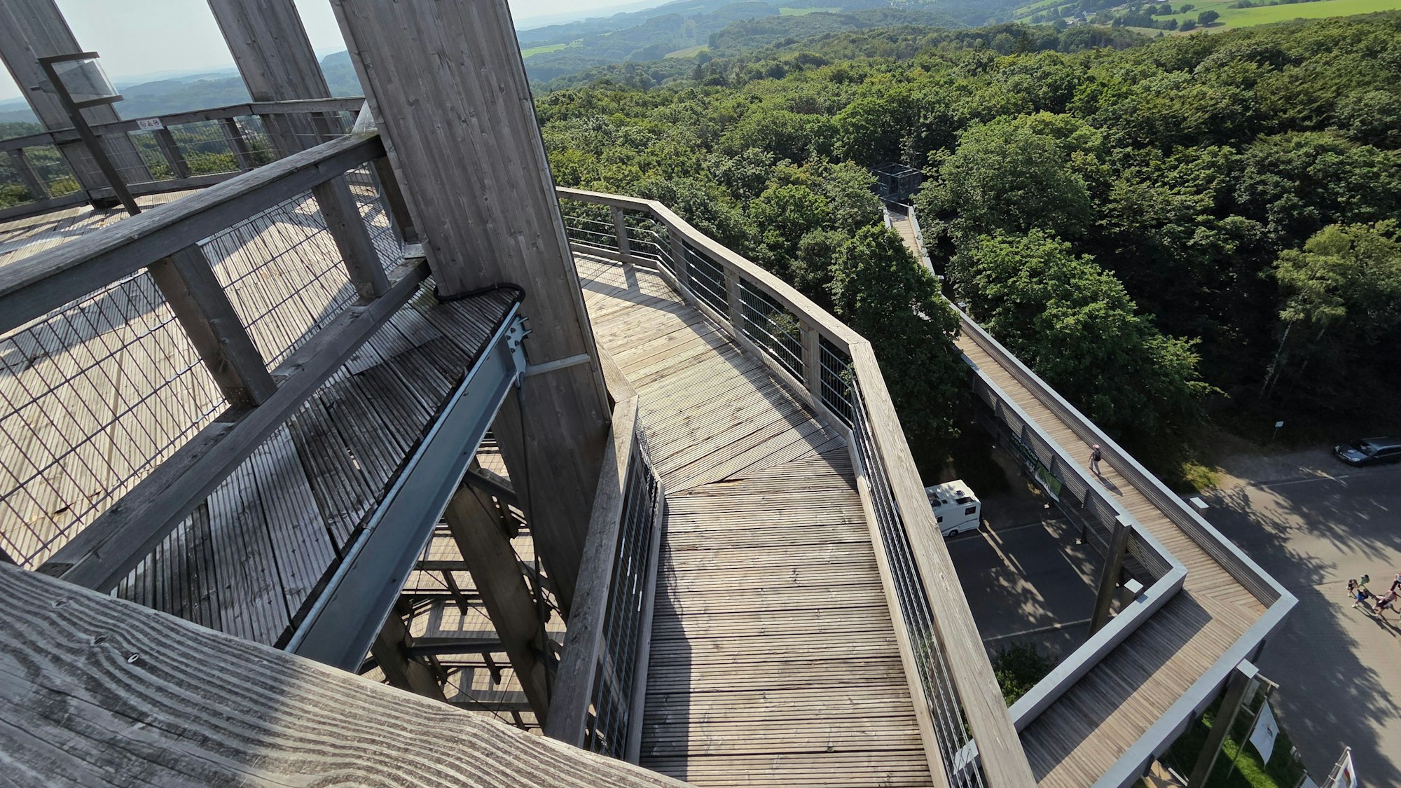 Auf einer Länge von 1635 Metern windet sich der Baumwipfelpfad vom Naturerlebnispark Panarbora durch bergisches Grün. Heute sind die Bäume so hoch, dass man den Pfad selbst vom Podest des Aussichtsturmes kaum noch erkennen kann.