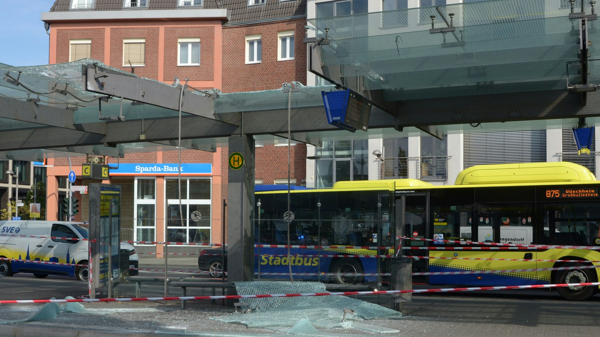 In dem Glasdach klafft eine Lücke, die Unfallstelle ist abgesperrt, im Hintergrund steht ein Bus.