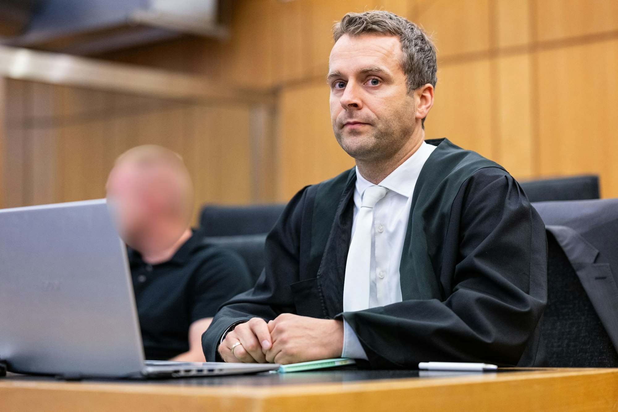 Der Angeklagte (l) sitzt neben seinem Anwalt Mathis Bönte im Landgericht. (Archivbild)