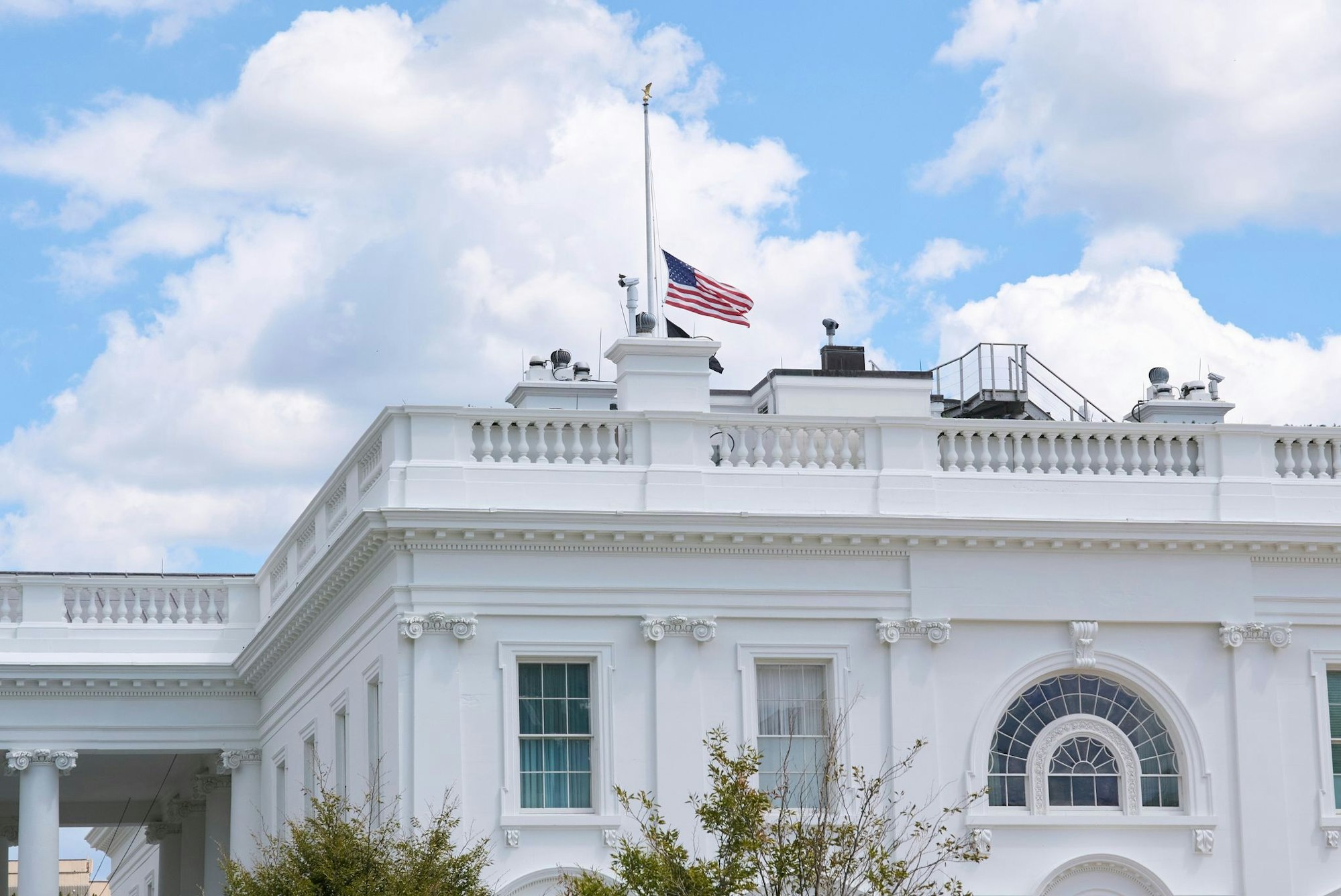 Der US-Präsident hat die amerikanische Flagge als Trauerbekundung auf halbmast setzen lassen.