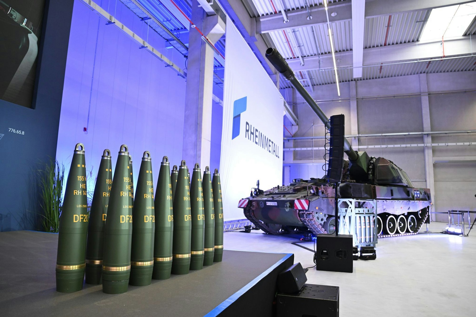 155-Millimeter-Munition vor einer Panzerhaubitze 2000, mit der solche Geschosse verschossen werden.