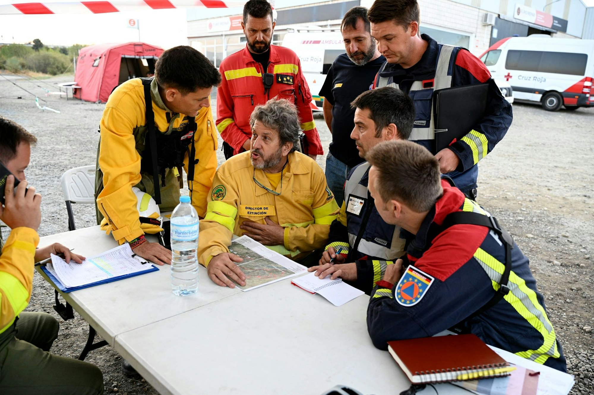 Spanische und aus Deutschland zur Hilfe geeilte Feuerwehrleute beraten bei dem Ort Jarilla über die Bekämpfung eines großen Waldbrandes. (Archivbild)