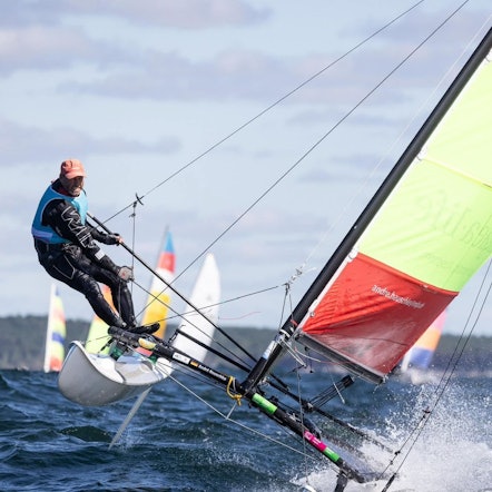André Hauschke steuert den Hobie-14-Katamaran. Die Seite, auf der er sich befindet, steht in der Luft.