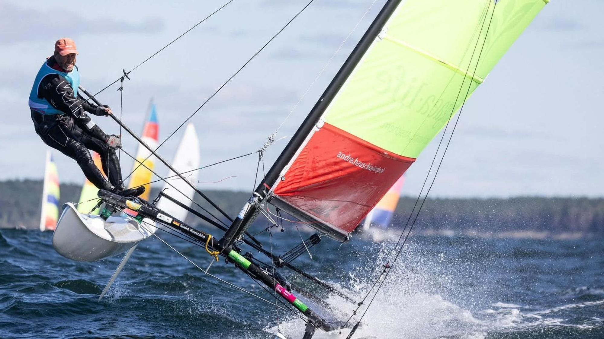 André Hauschke steuert den Hobie-14-Katamaran. Die Seite, auf der er sich befindet, steht in der Luft.