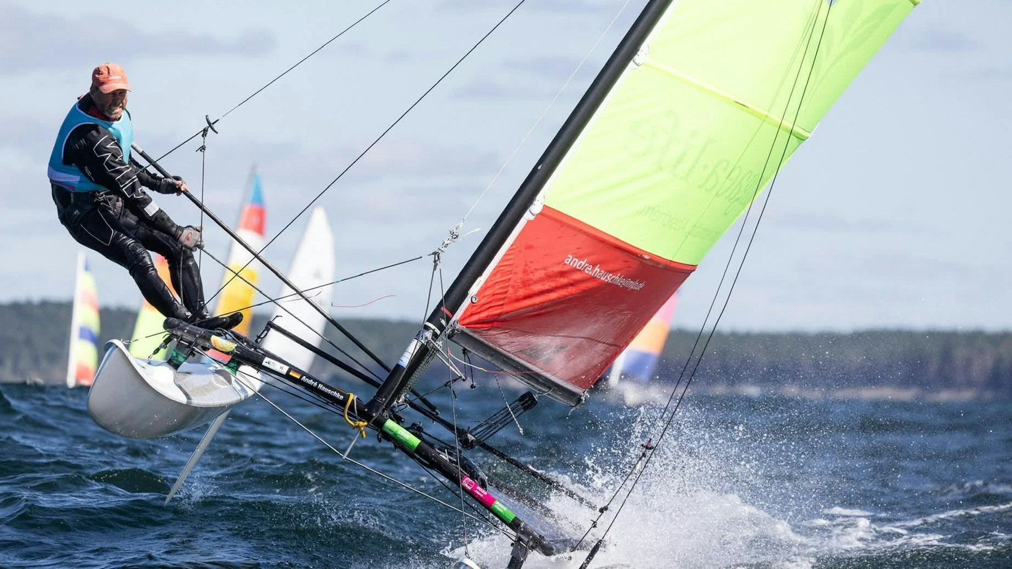 André Hauschke steuert den Hobie-14-Katamaran. Die Seite, auf der er sich befindet, steht in der Luft.