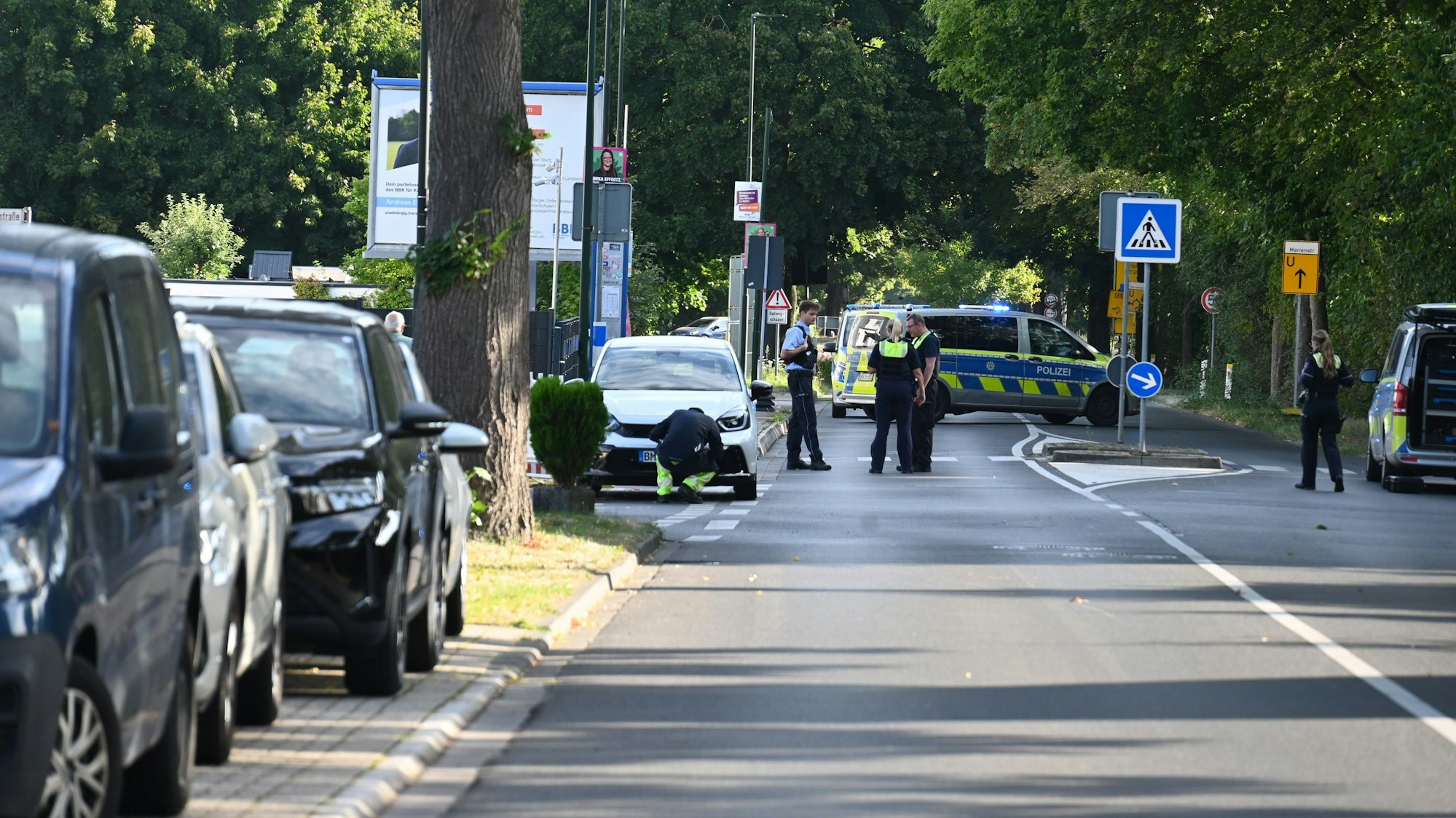 Ein Junge wollte auf einem Zebrastreifen die Straßenseite wechseln. Der Fahrer eines Pkw hat ihn übersehen und angefahren.