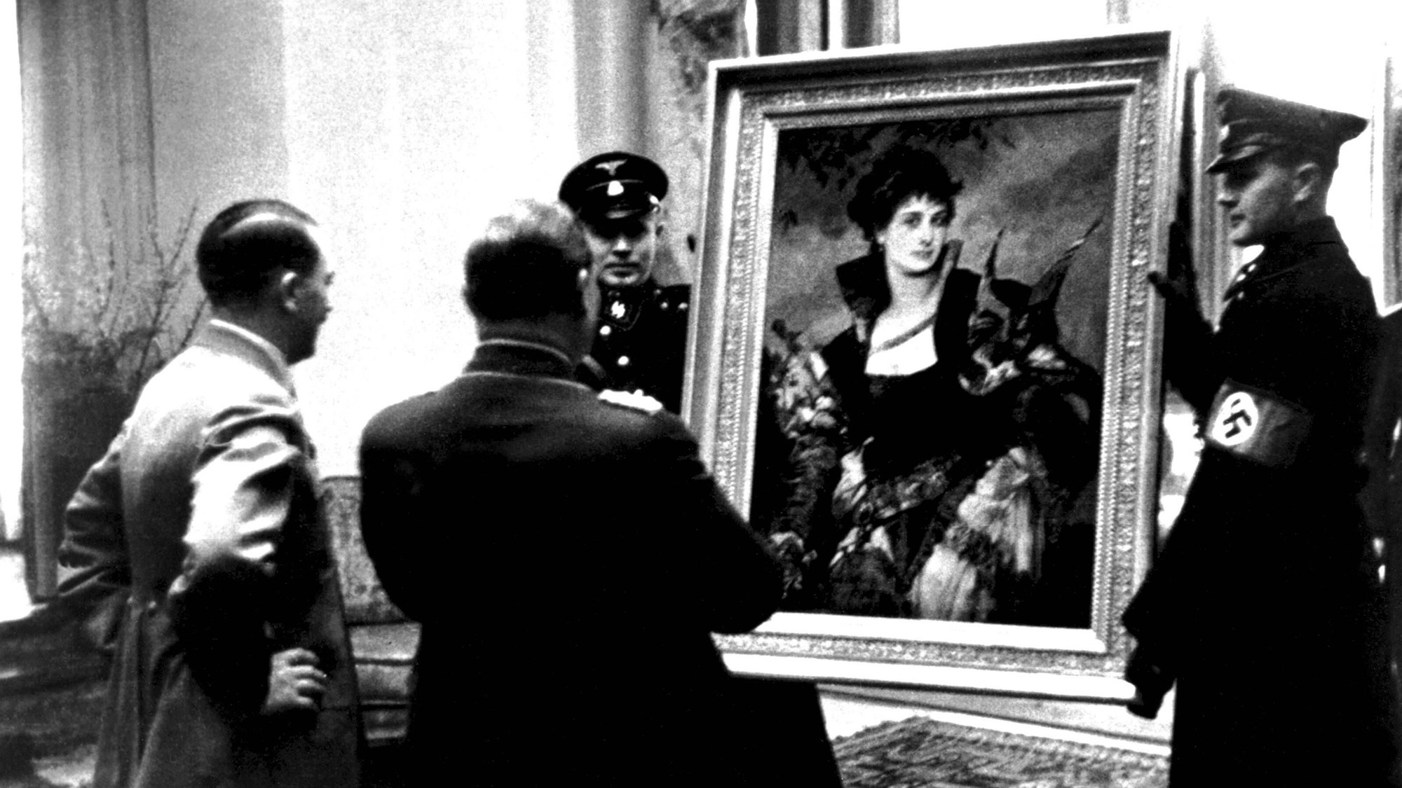 Adolf Hitler und Hermann Göring stehen vor einem Gemälde.