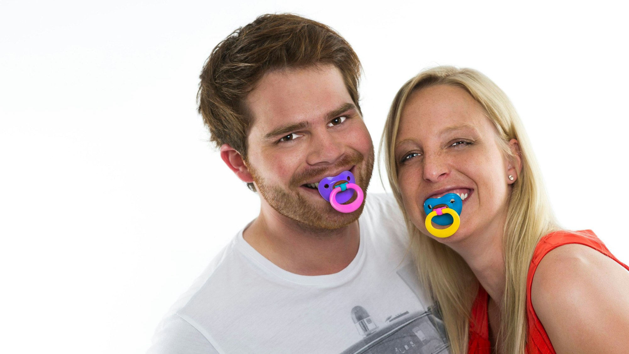 Erwachsener Mann und Erwachsene Frau mit Schnuller im Mund. (Symbolbild)