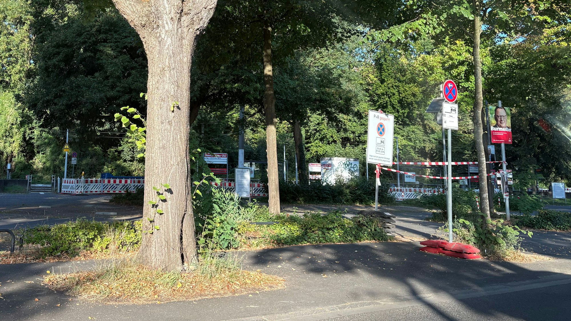 Der Parkplatz an der Haltestelle Heinrich-Lübke-Ufer zwischen Rodenkirchen und Marienburg ist derzeit gesperrt.
